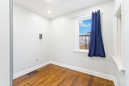 For Lease - 136 Ivon Avenue, Hamilton, Ontario - Photo 5