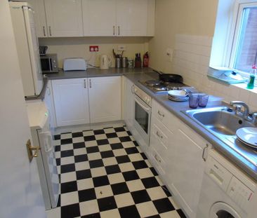 4 bedroom semi-detached house to rent - Photo 6