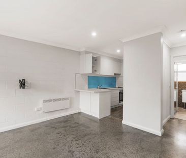 Chic Urban Living in Mitcham – Renovated 2-Bed Unit - Photo 5