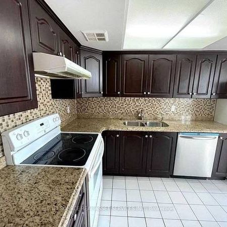 Duke Of York/Burhamthorpe Stunning +Spacious 2Bdrm +Den Lrg Kitchen - Photo 4