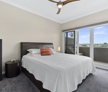 LUXURIOUS FAMILY HOME IN CONVENIENT LOCALE - Photo 2