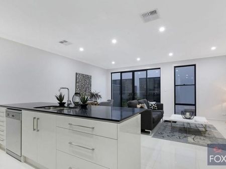 Stylish and sophisticated townhouse - Photo 3