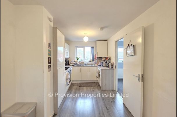 4 Bedroom House near Leeds University - Photo 1