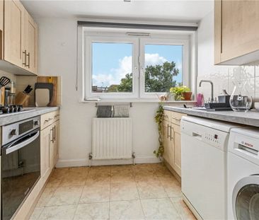 This spacious two-bedroom flat, which has it's own private entrance... - Photo 4
