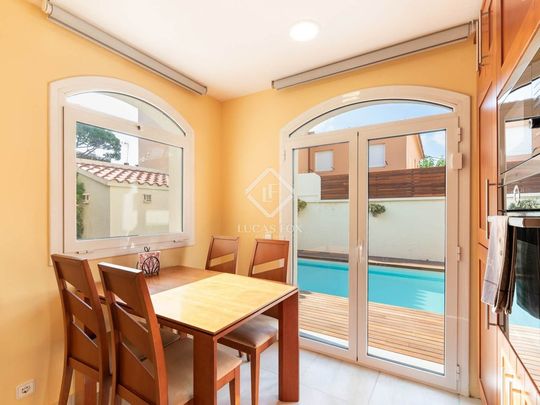 4 bedroom luxury Villa for rent in Castelldefels, Spain - Photo 1