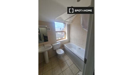 Room for rent in 4-bedroom house in Dublin - Photo 2