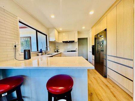 Large Sunny family home - Photo 4