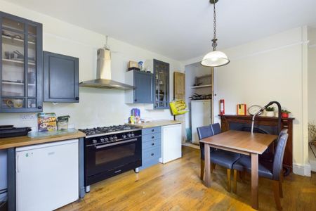 1 bedroom in a house share to rent - Photo 2