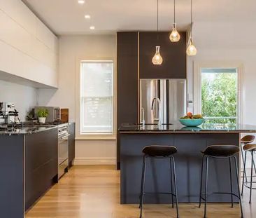 Classic Four Bedroom Villa Recently Renovated - Photo 5