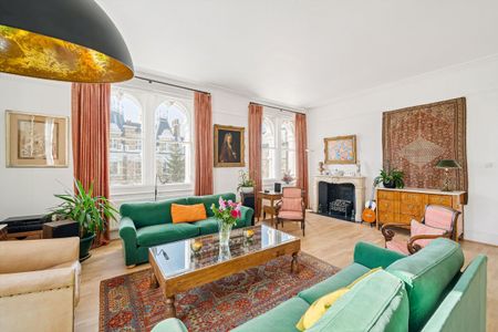 Elegant third-floor lateral apartment with lift access, located in an impressive period building on one of South Kensington’s most desirable garden squares. - Photo 2