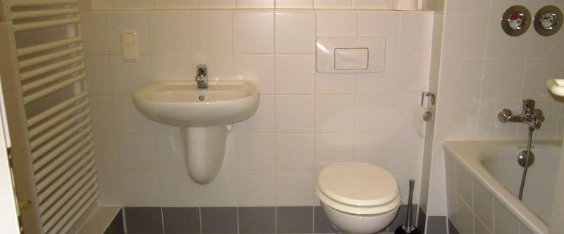 Hönow 01-10, sonnige 2-Zi-DG-Whg mit EBK und Balkon nahe Retsee - Photo 1