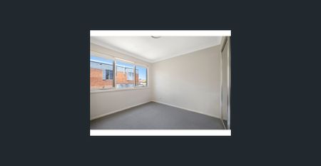 Biiiiig three bedroom, two bathroom townhouse with ducted air conditioning throughout - Photo 4