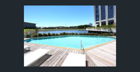 Waterfront Luxury Apartment - Photo 4