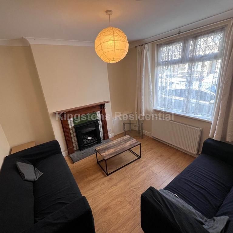 4 bedroom terraced house to rent - Photo 1