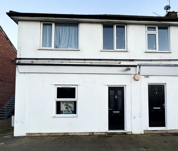 Newly Renovated 1 bed maisonette with PARKING - Photo 4