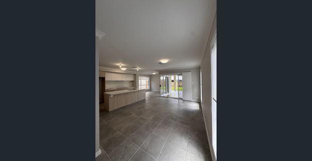 4 Bed, 2.5 Bath, 2 Living Areas, Double Car Garage. Available 19/12/2025 - Photo 1