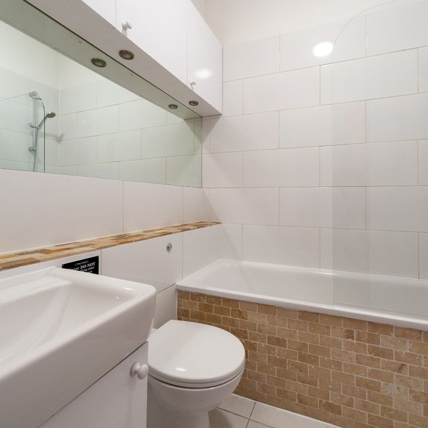 2 Bed Flat, Tooting High Street, SW17 - Photo 1