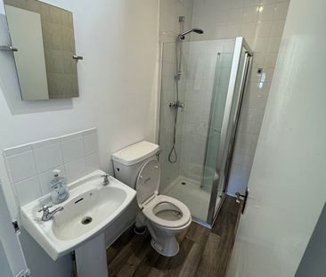 Room in a Shared Flat, Clapham Common, SW4 - Photo 3