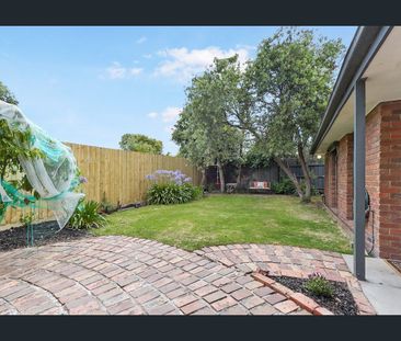 Three-bedroom home with brand new carpet and paint - Photo 6