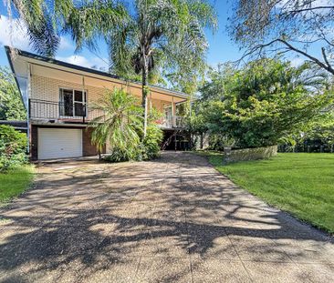 Spacious Family Home in Leafy Cul-De-Sac, with Pool! - Photo 2