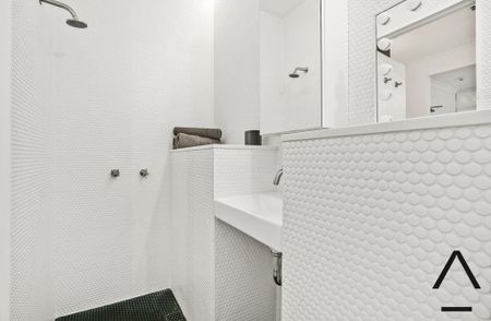 Fully Furnished Chic Art Deco Studio in the Heart of Potts Point - Photo 2