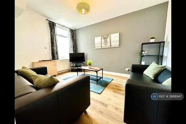 4 bedroom terraced house to rent - Photo 1