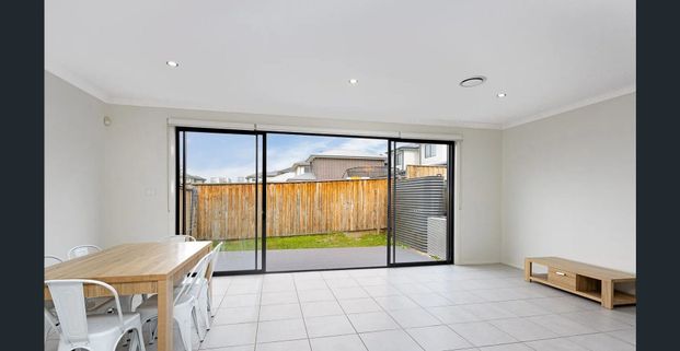 Stunning Near-New Townhouse Opposite Parkland | 10 Peregrine St, Marsden Park - Photo 1