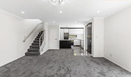 36 Christmas Road - Charming 5BR Manurewa Haven - Photo 3