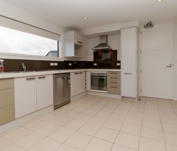 Fabulous and Sunny Apartment including carpark - Photo 2