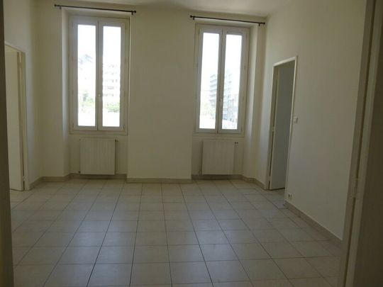 Appartement 3 pièces 58m2 MARSEILLE 6EME 738 euros - Photo 1