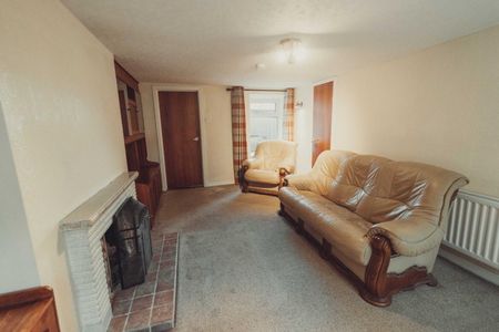 3 Bed Semi-detached House - Photo 2