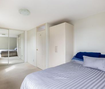 4 bedroom end of terrace house to rent - Photo 2
