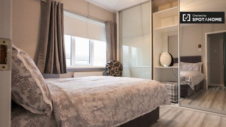 En-suite double bedroom in 3-bedroom house in Dublin - Photo 4