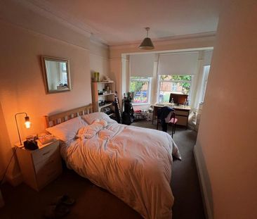 8 bedroom end of terrace house to rent - Photo 3