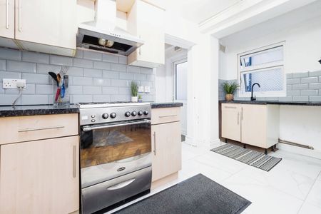 Room in a Shared House, Harold Road, E13 - Photo 4