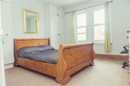 4 bedroom end of terrace house to rent - Photo 2