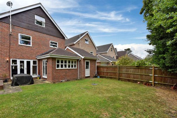 A well presented five bedroom link detached family house situated 0.7 of a mile from Cobham & Stoke d'Abernon station and just 2.3 miles from ACS International school. - Photo 1