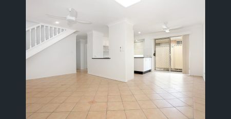 Spacious Family Living with Pool – Walk to the Broadwater & Local Cafés - Photo 3