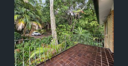 Located in a quiet leafy cul-de-sac setting - Photo 5