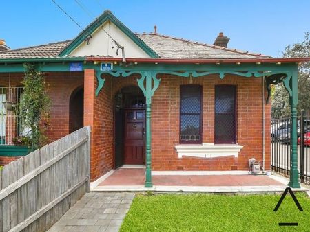 Charming three-bedroom semi in central location - Photo 5