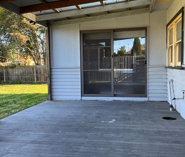 Cute and close in - Photo 6