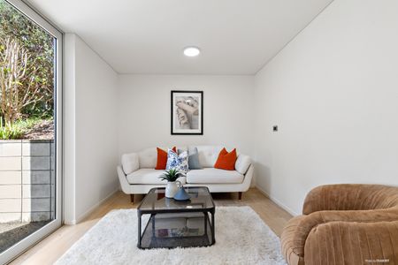 CASTOR BAY - Top Quality Luxury Family home with breath taking views - Photo 2