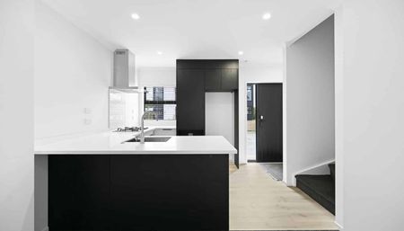 Brand New Home in a Quiet Chartwell Street - Photo 4