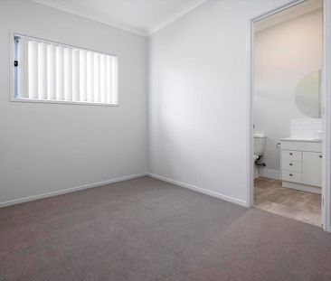 LARGE 4 Bedroom, 4 Bathroom Family Home - Photo 1