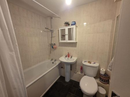 4 Bedroom House To Let - Photo 4
