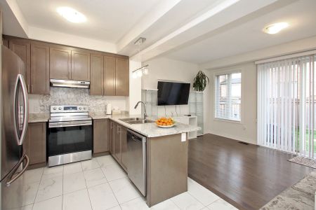 For Lease - 7 Frederick Pearson Street, East Gwillimbury, Ontario - Photo 4