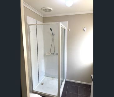 Located in a quiet street, close to schools, shops & freeway - Photo 3