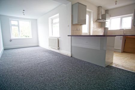 3 bedroom end of terrace house to rent - Photo 4