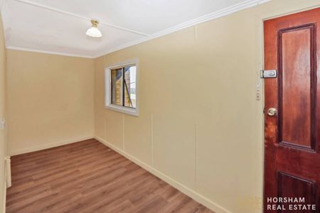 Neat & Comfortable 3-Bedroom Home Close to Town - Photo 3