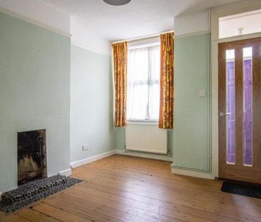 2 bedroom end of terrace house to rent - Photo 2